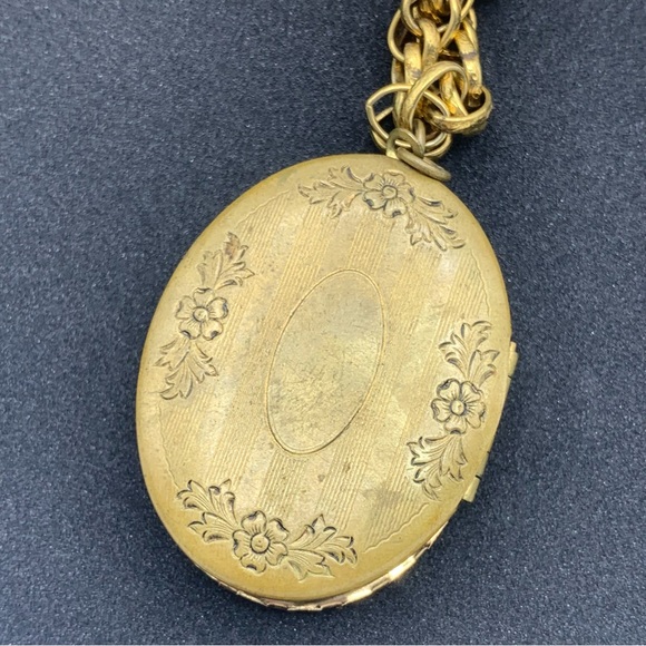 Floral Pendant Necklace in Gold Tone - Picture 5 of 9